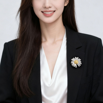 Брошка маргаритка — меден сплав с истинско златно покритие, микро поставени циркони, дизайн цвете