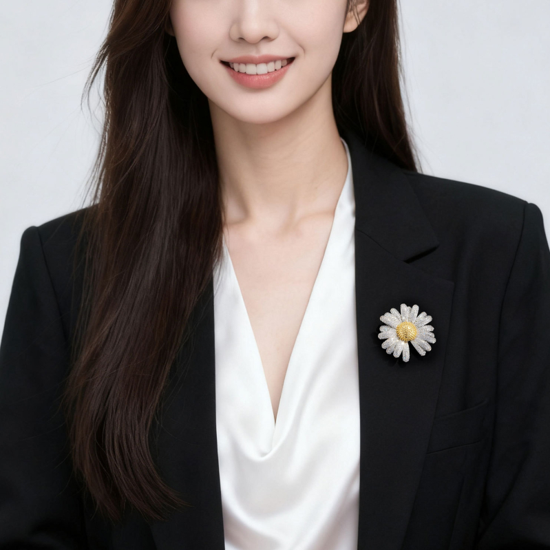 Брошка маргаритка — меден сплав с истинско златно покритие, микро поставени циркони, дизайн цвете