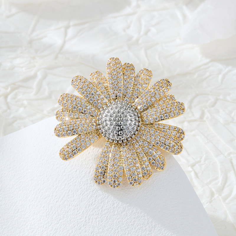 Брошка маргаритка — меден сплав с истинско златно покритие, микро поставени циркони, дизайн цвете