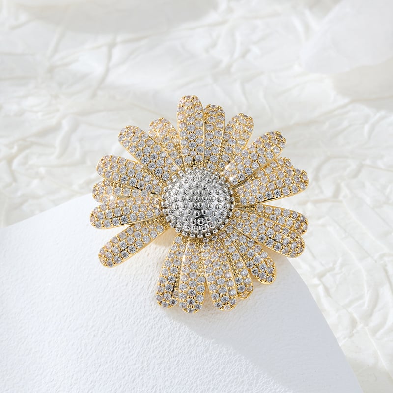 Брошка маргаритка — меден сплав с истинско златно покритие, микро поставени циркони, дизайн цвете