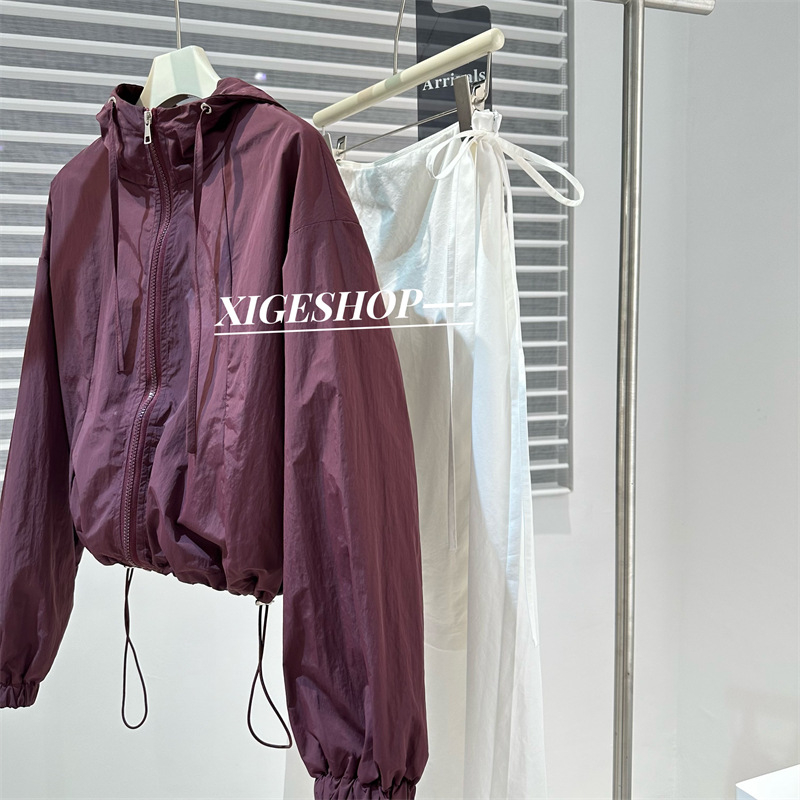 Ženska windbreaker jakna s kapuljom, šnira za podešavanje, širok kroj, zip, poliester