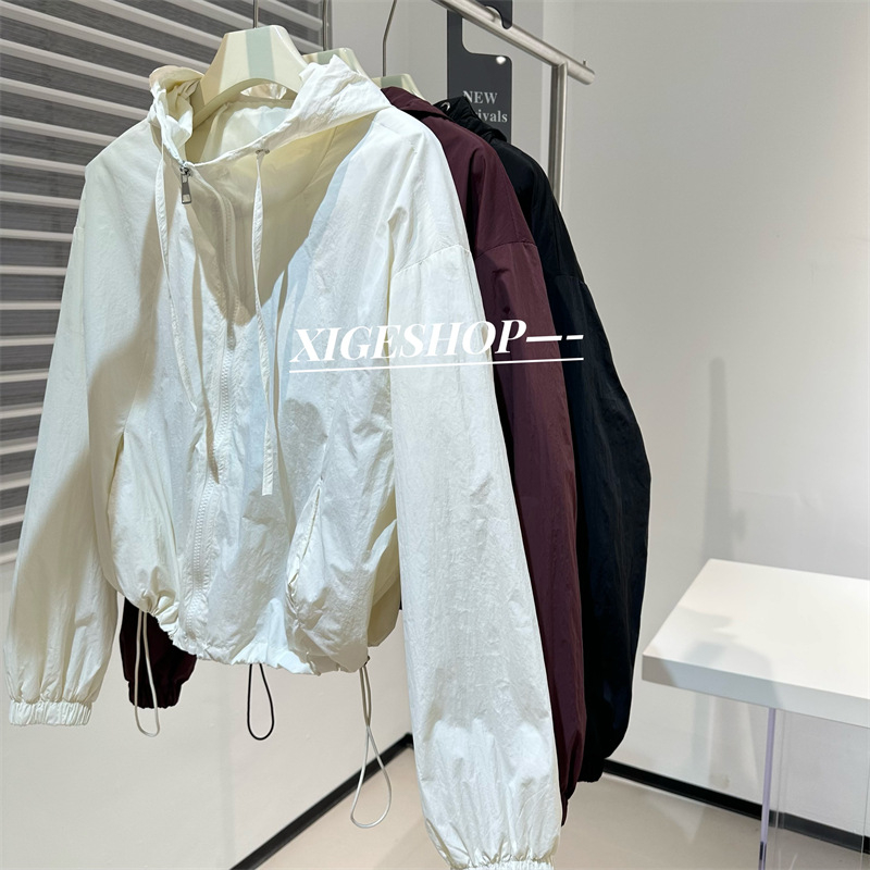 Ženska windbreaker jakna s kapuljom, šnira za podešavanje, širok kroj, zip, poliester
