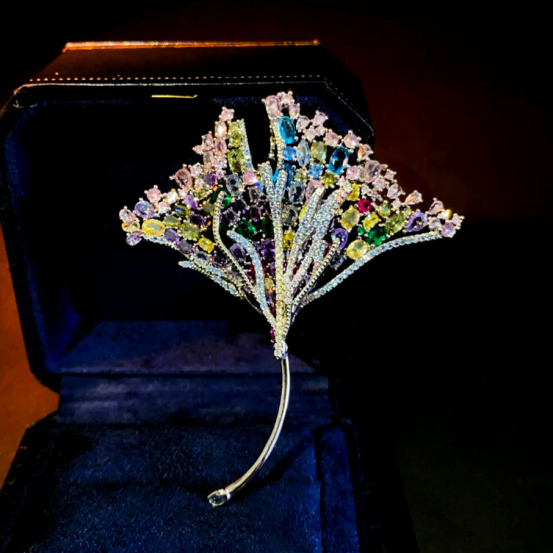 Broš s listom ginka, bakrena podloga, cirkon ugradnja, metalni premaz