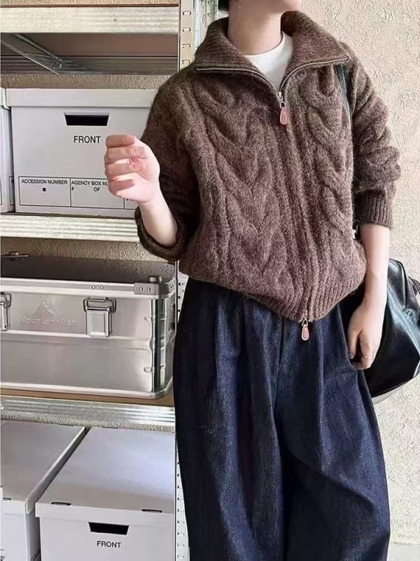 Pleteni kardigan sa zipom, visoki ovratnik, udoban slobodan kroj; smjesa akrila i viskoze
