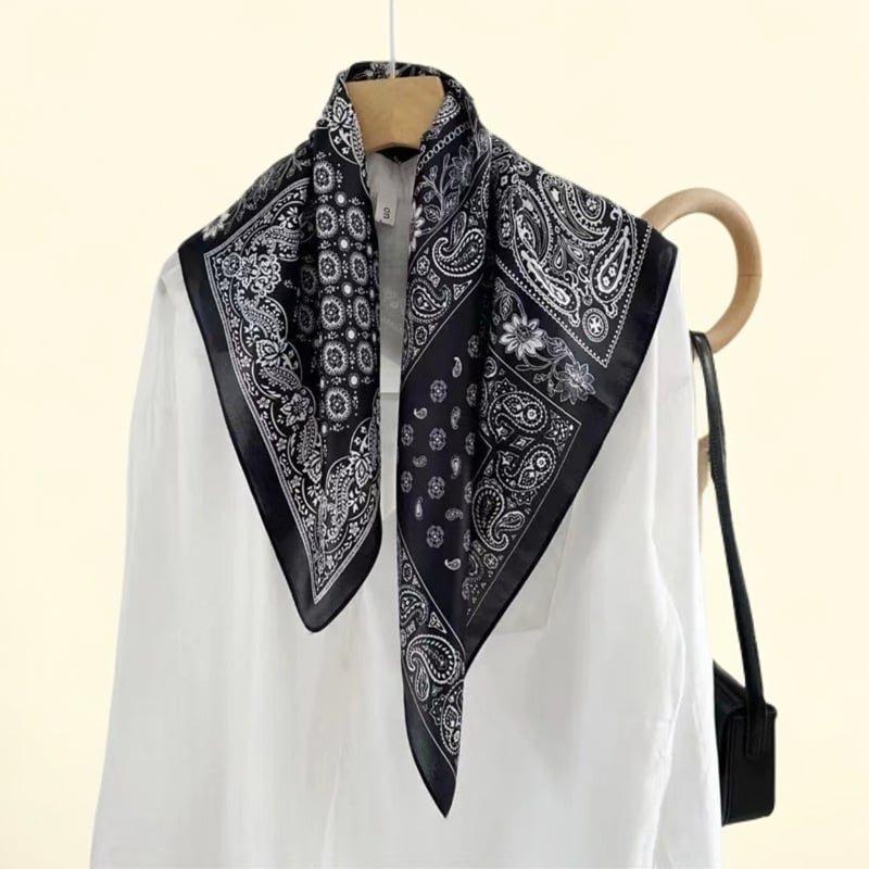 Mulberry silk kvadratni šal – Four Corner Cashew uzorak, satenski završetak, tisak, ljeto 2024