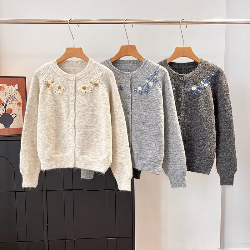 Pleten kardigan s cvjetnom jacquard vezom, okrugli izrez, dugi rukavi, opuštenog kroja