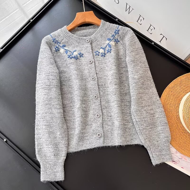 Pleten kardigan s cvjetnom jacquard vezom, okrugli izrez, dugi rukavi, opuštenog kroja