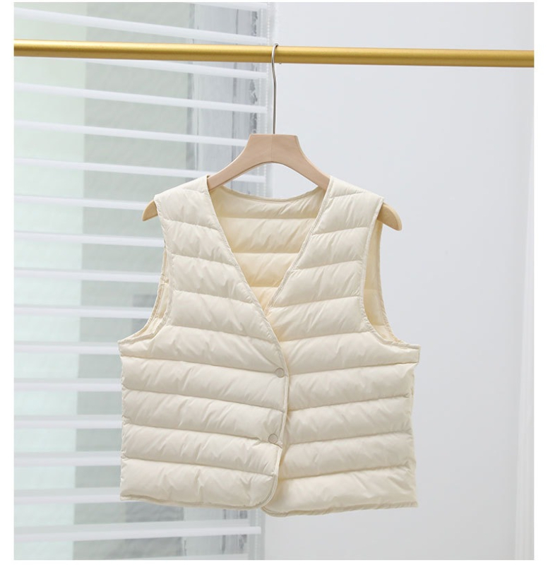 Ženska down vesta s guščjim puhom 86–90%, najlon tkanina, uski kroj, V-izrez, kratka duljina