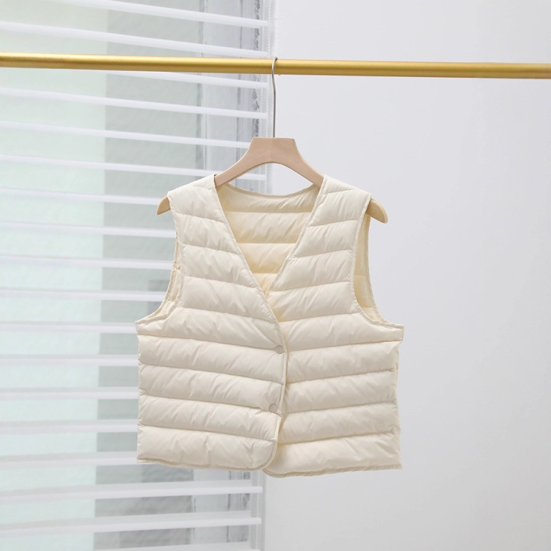 Ženska down vesta s guščjim puhom 86–90%, najlon tkanina, uski kroj, V-izrez, kratka duljina