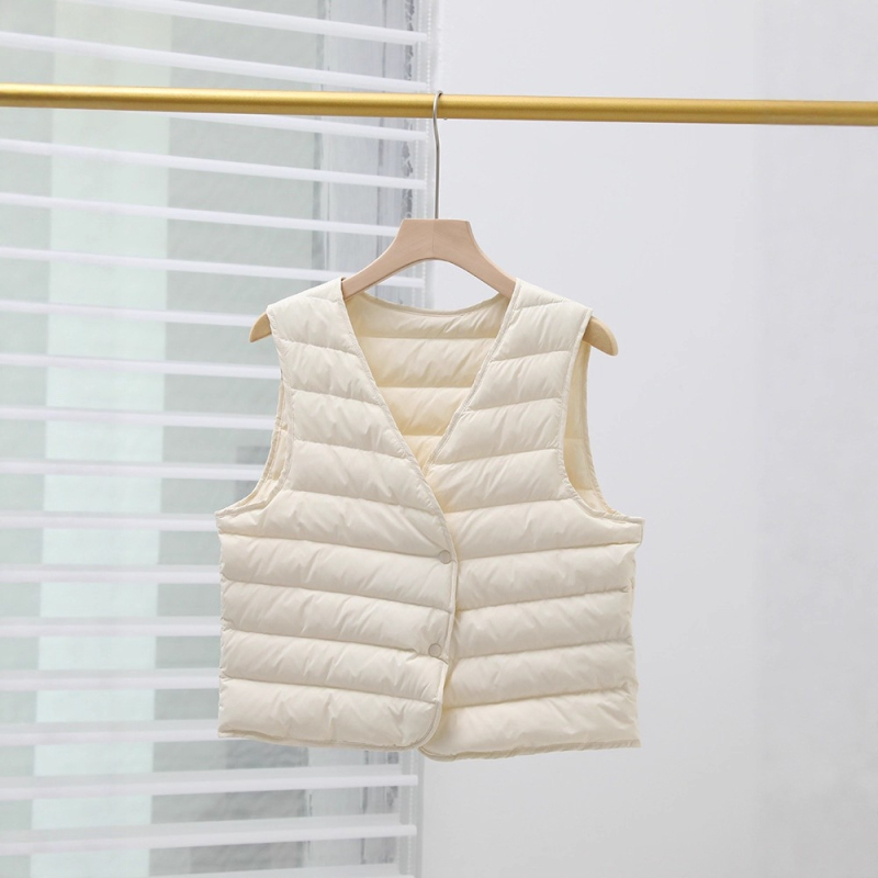 Ženska down vesta s guščjim puhom 86–90%, najlon tkanina, uski kroj, V-izrez, kratka duljina