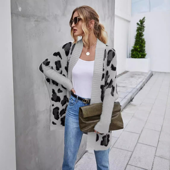Kardigan s leopardim uzorkom, norkasti baršun, široka silueta, dugi rukavi, srednja duljina.