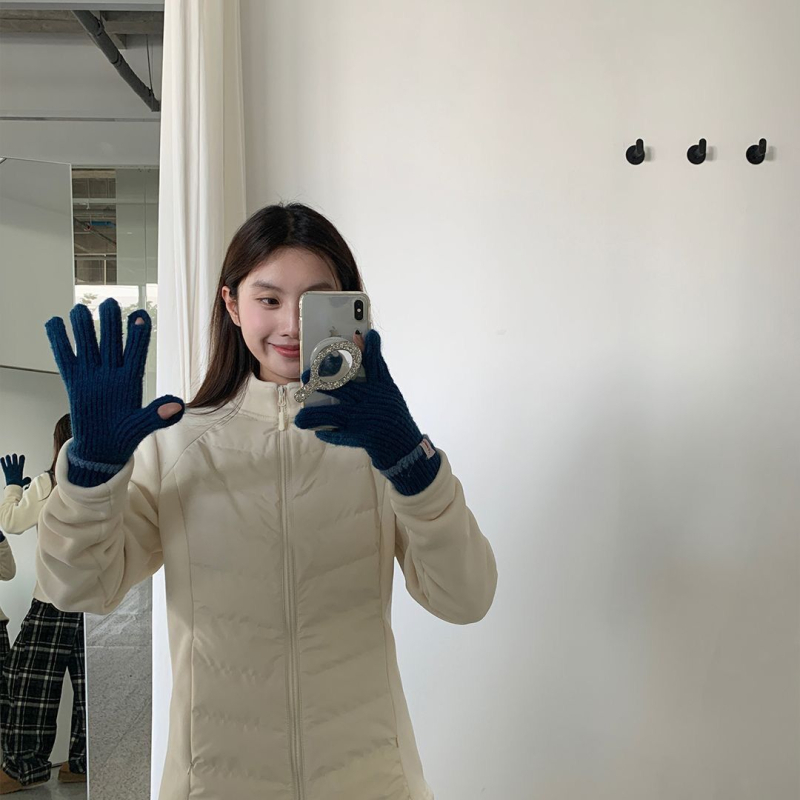 Ženska down jakna, debeli model, ultra kratka dužina, punilo od kačjih perja 81–85%, stojeći ovratnik, elastični materijal