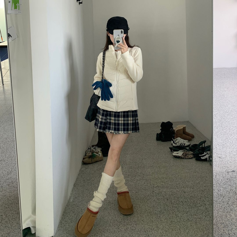 Ženska down jakna, debeli model, ultra kratka dužina, punilo od kačjih perja 81–85%, stojeći ovratnik, elastični materijal