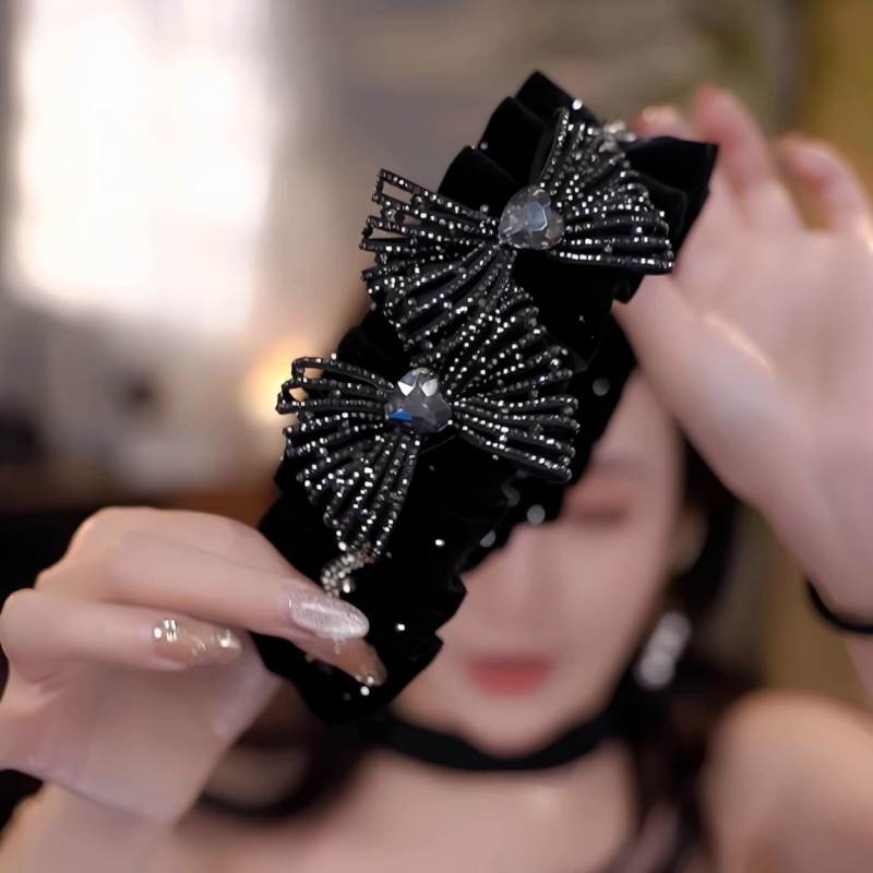 Čelenka od velura s dvostrukom mašnom i leptirovim motivom od smole; ručna izrada; prilagodljiv korejski stil; materijali: tkanina + smola; brenda XINSHENG; zimska kolekcija 2024.