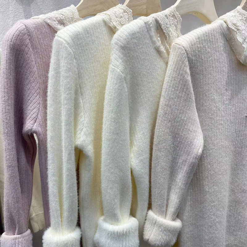 Hooded džemper s flisom iznutra, jednobojan, core-spun vlakna s imitacijom mink velura; viskozna 30–50% i najlon <30%; dugi rukavi, duljina 50–65 cm, zima 2024