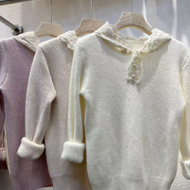 Hooded džemper s flisom iznutra, jednobojan, core-spun vlakna s imitacijom mink velura; viskozna 30–50% i najlon <30%; dugi rukavi, duljina 50–65 cm, zima 2024