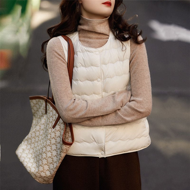 Ženski lagani prsluk s gusjim perjem, Chenille tkanina s elastanom, okrugli ovratnik, slobodan kroj, duljina 50–65 cm, punilo: bijeli gusji down, postotak down 51–55%