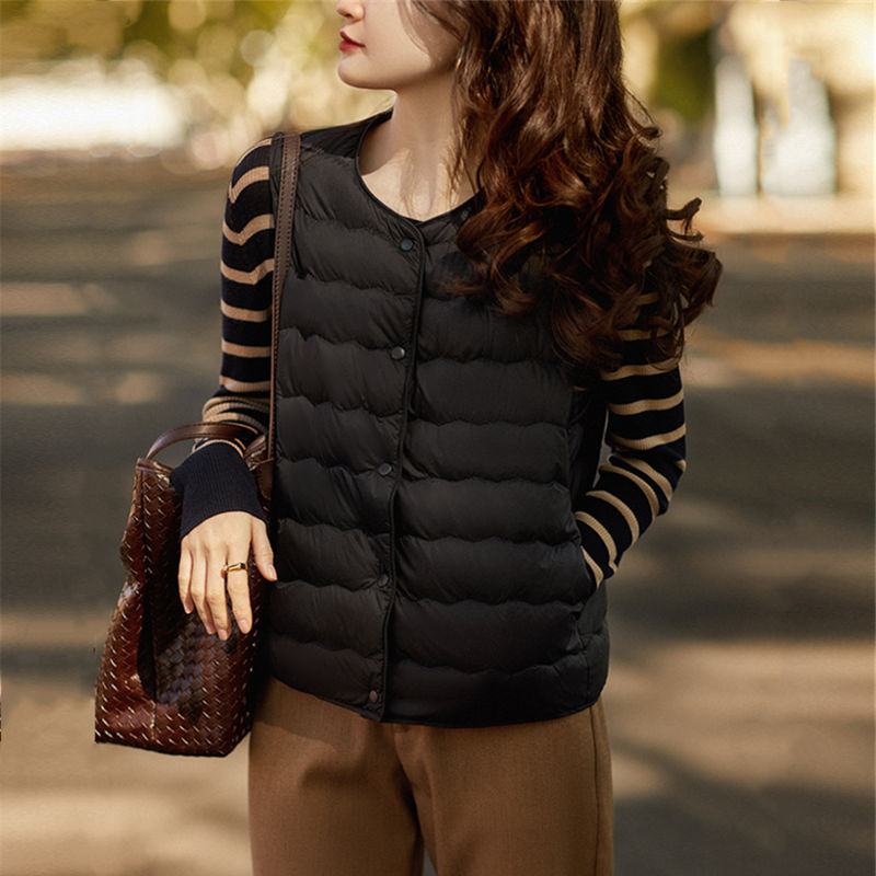 Ženski lagani prsluk s gusjim perjem, Chenille tkanina s elastanom, okrugli ovratnik, slobodan kroj, duljina 50–65 cm, punilo: bijeli gusji down, postotak down 51–55%