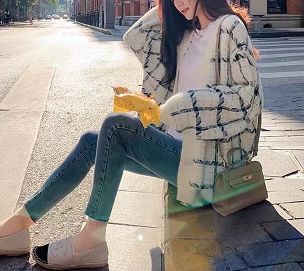 Kockasti pleteni kardigan s V izrezom, slobodan kroj, dugi rukavi, imitacija mink velvet