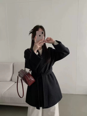 Női gyapjú kabát kapucnival, hosszú, 80–100 cm, laza szabás, egyrészes gombolás, vastag anyag