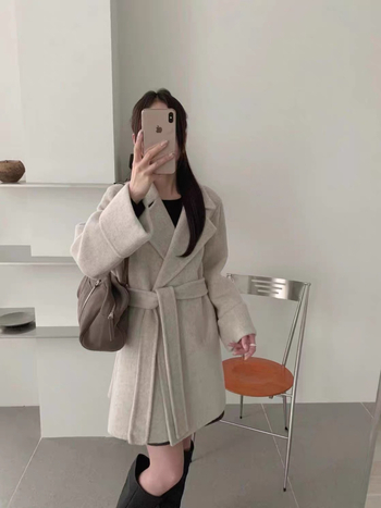 Női gyapjú kabát kapucnival, hosszú, 80–100 cm, laza szabás, egyrészes gombolás, vastag anyag