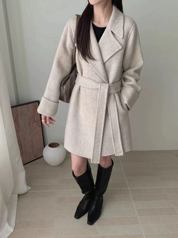 Női gyapjú kabát kapucnival, hosszú, 80–100 cm, laza szabás, egyrészes gombolás, vastag anyag