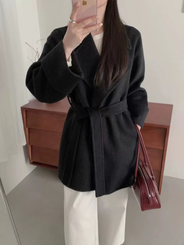 Női gyapjú kabát kapucnival, hosszú, 80–100 cm, laza szabás, egyrészes gombolás, vastag anyag