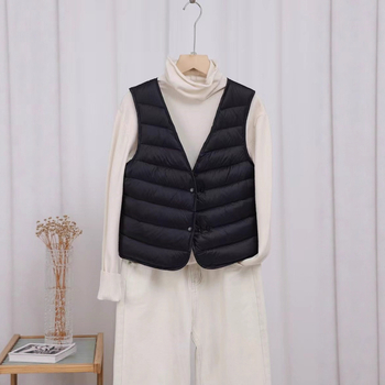 Down vest - V-izrez, tanak i lagan, punjenje od gusjeg perja 86-90%, vanjska tkanina najlon, kratka duljina (40-50 cm)