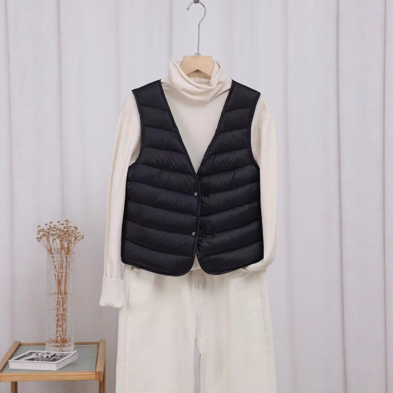 Down vest - V-izrez, tanak i lagan, punjenje od gusjeg perja 86-90%, vanjska tkanina najlon, kratka duljina (40-50 cm)