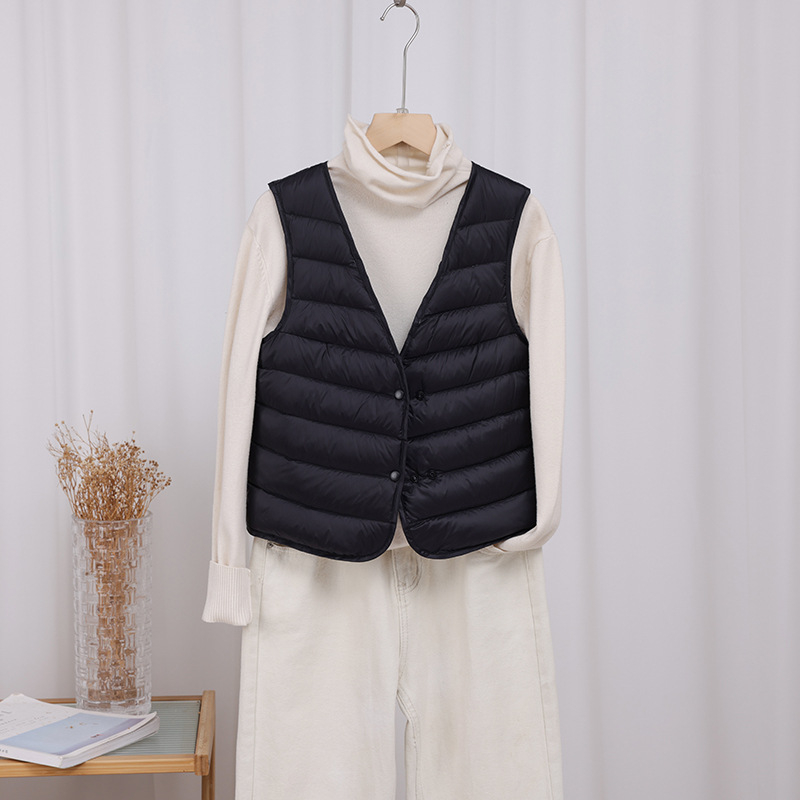 Down vest - V-izrez, tanak i lagan, punjenje od gusjeg perja 86-90%, vanjska tkanina najlon, kratka duljina (40-50 cm)