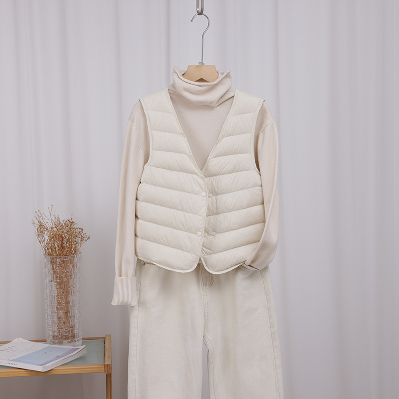 Down vest - V-izrez, tanak i lagan, punjenje od gusjeg perja 86-90%, vanjska tkanina najlon, kratka duljina (40-50 cm)