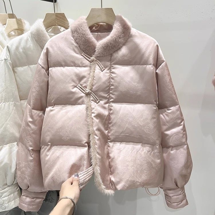 Jakna s kačjim perjem, Chenille tkanina s elastanom, ultrakrata dužina ≤40 cm, okrugli vrat, zatvaranje jednim gumbom