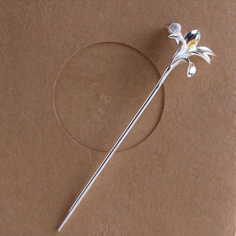 Réz hajcsat virágmotívummal palotai stílusban, elektroplakált felülettel (Anyag: Réz; Stílus: Palotai; Motiv: Virág; Feldolgozás: Elektroplakálás; Kategória: Fejfedő kiegészítő)