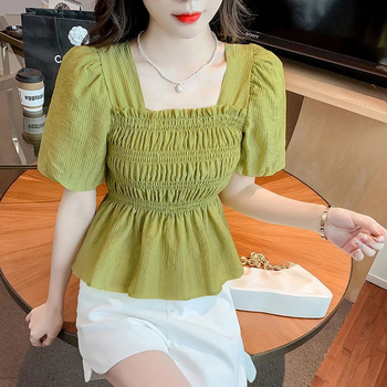 Košulja s kvadratnim ovratnikom i volanom – (poliester, kratki rukav, uski kroj, duljina 40–50 cm)