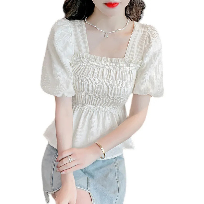 Košulja s kvadratnim ovratnikom i volanom – (poliester, kratki rukav, uski kroj, duljina 40–50 cm)