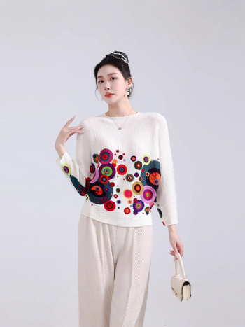 Chiffon top s plisiranim dizajnom i kružnim uzorkom, bat rukavi, opuštena silueta, okrugli izrez, poliester