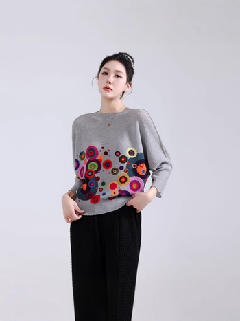 Chiffon top s plisiranim dizajnom i kružnim uzorkom, bat rukavi, opuštena silueta, okrugli izrez, poliester