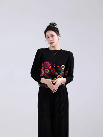 Chiffon top s plisiranim dizajnom i kružnim uzorkom, bat rukavi, opuštena silueta, okrugli izrez, poliester