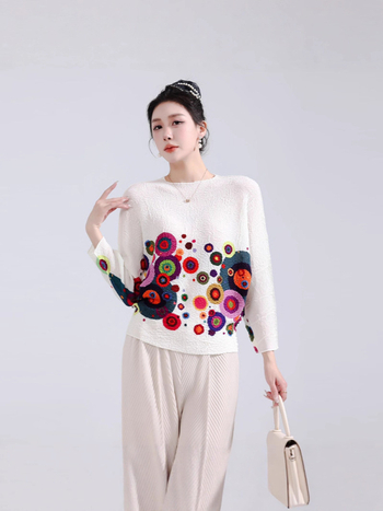 Chiffon top s plisiranim dizajnom i kružnim uzorkom, bat rukavi, opuštena silueta, okrugli izrez, poliester