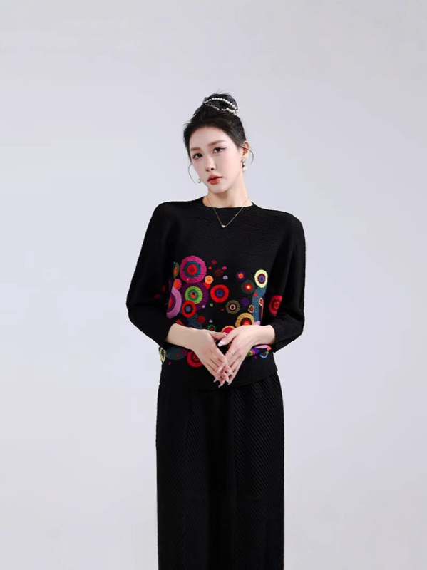 Chiffon top s plisiranim dizajnom i kružnim uzorkom, bat rukavi, opuštena silueta, okrugli izrez, poliester