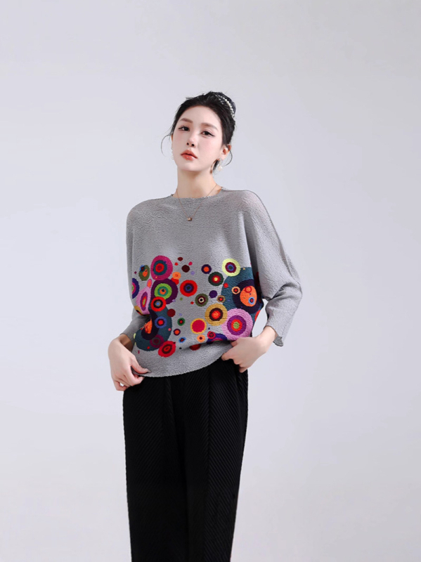 Chiffon top s plisiranim dizajnom i kružnim uzorkom, bat rukavi, opuštena silueta, okrugli izrez, poliester