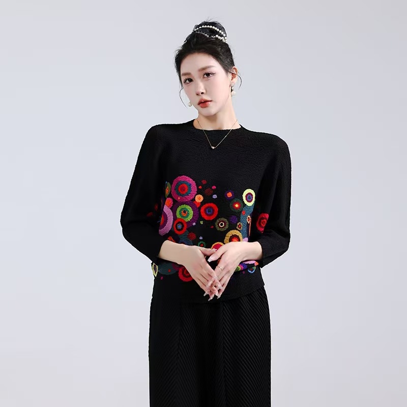 Chiffon top s plisiranim dizajnom i kružnim uzorkom, bat rukavi, opuštena silueta, okrugli izrez, poliester