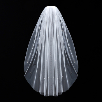 Vjenčana tiara s veo na glavi — elegantan stil, veo, tkanina