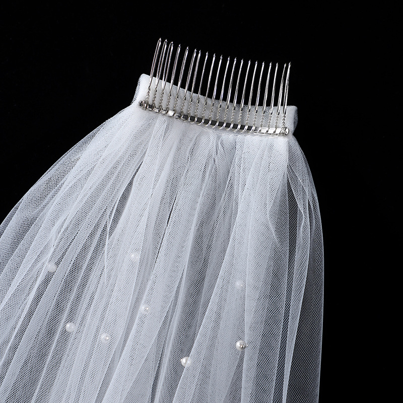 Vjenčana tiara s veo na glavi — elegantan stil, veo, tkanina