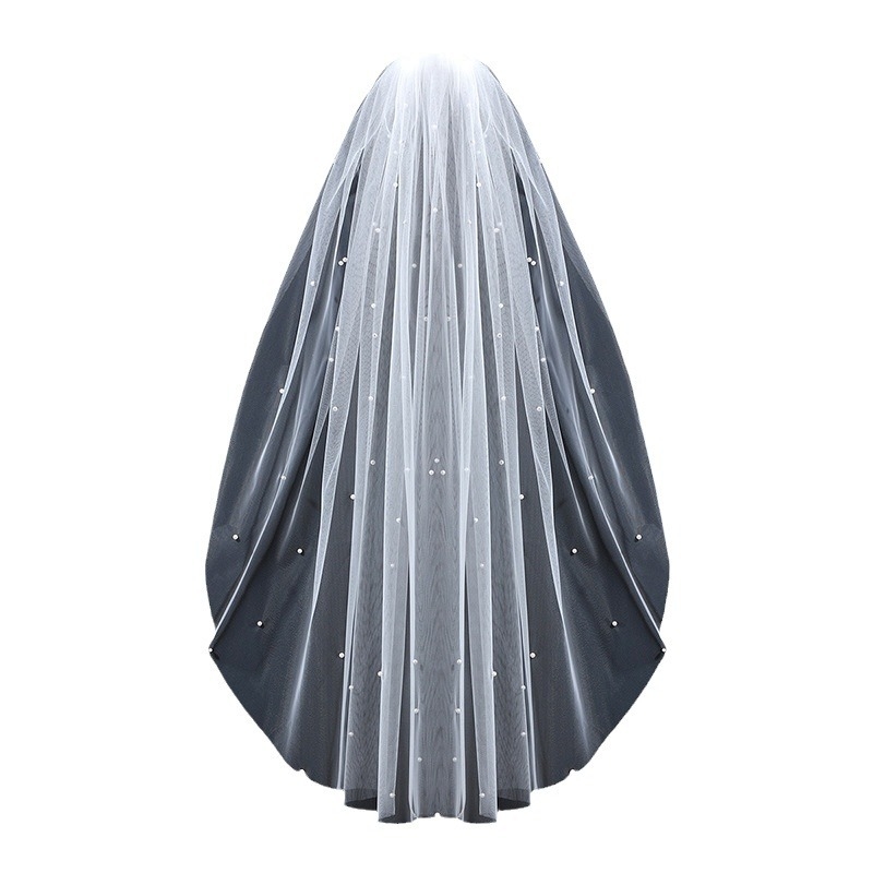 Vjenčana tiara s veo na glavi — elegantan stil, veo, tkanina