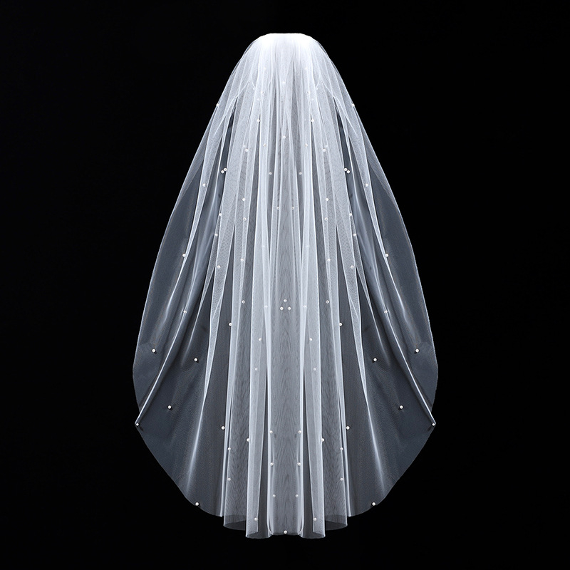 Vjenčana tiara s veo na glavi — elegantan stil, veo, tkanina