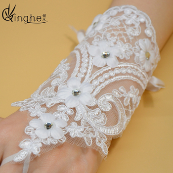 Mănuși de mireasă din dantelă, cu curelușă decorativă și accente florale pe degete — stil simplu, pentru femei, primăvara 2024