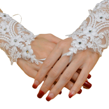 Mănuși de mireasă din dantelă, cu curelușă decorativă și accente florale pe degete — stil simplu, pentru femei, primăvara 2024