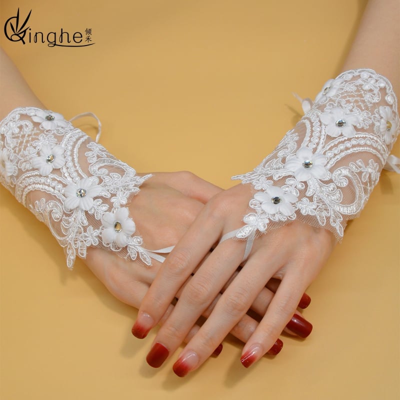 Mănuși de mireasă din dantelă, cu curelușă decorativă și accente florale pe degete — stil simplu, pentru femei, primăvara 2024