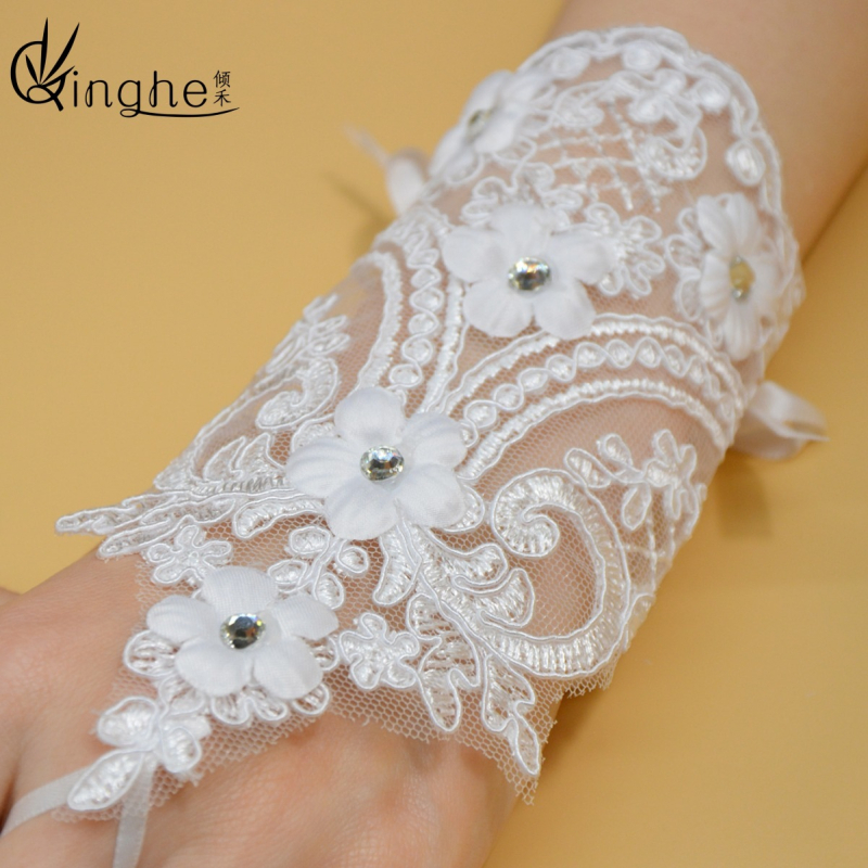 Mănuși de mireasă din dantelă, cu curelușă decorativă și accente florale pe degete — stil simplu, pentru femei, primăvara 2024